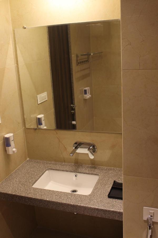 Hotel Rajhans Abhinandan ボーパール エクステリア 写真