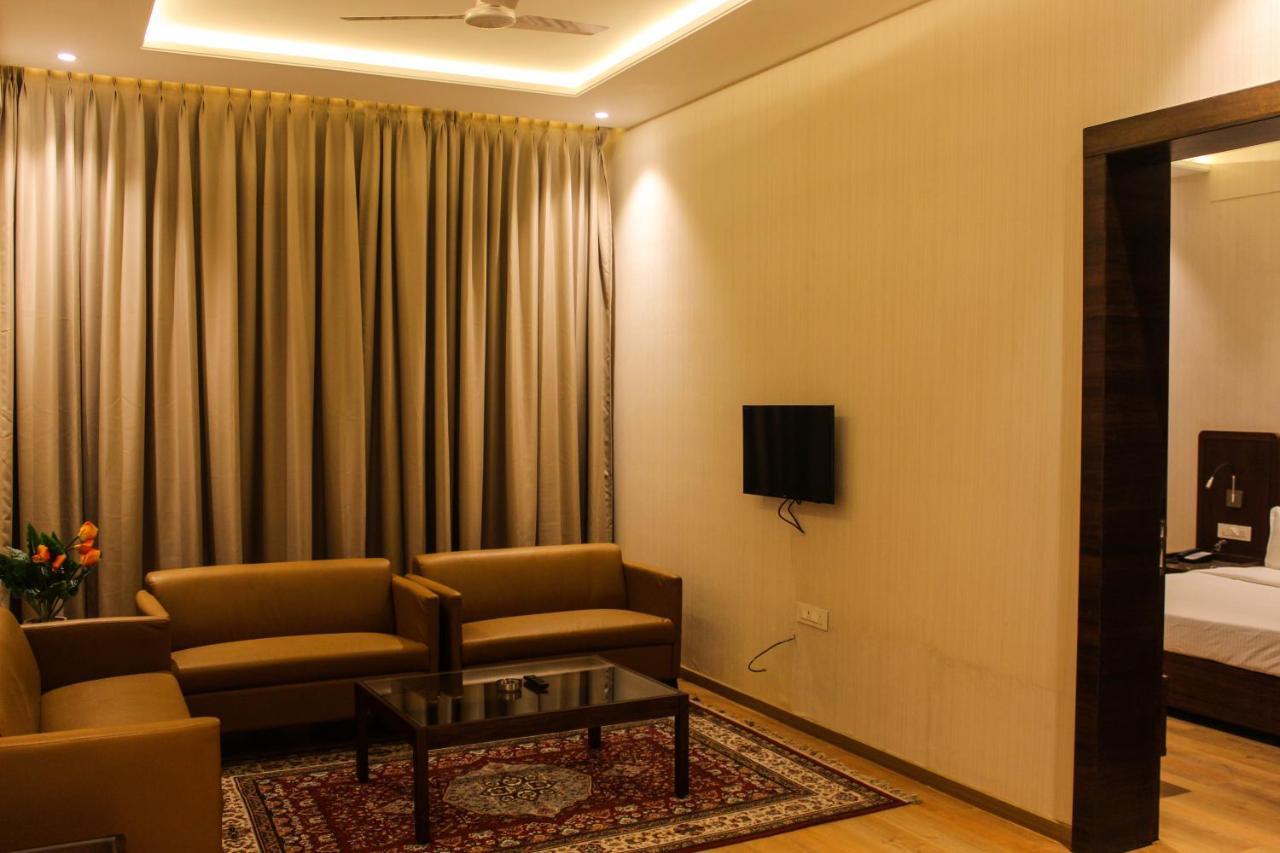 Hotel Rajhans Abhinandan ボーパール エクステリア 写真