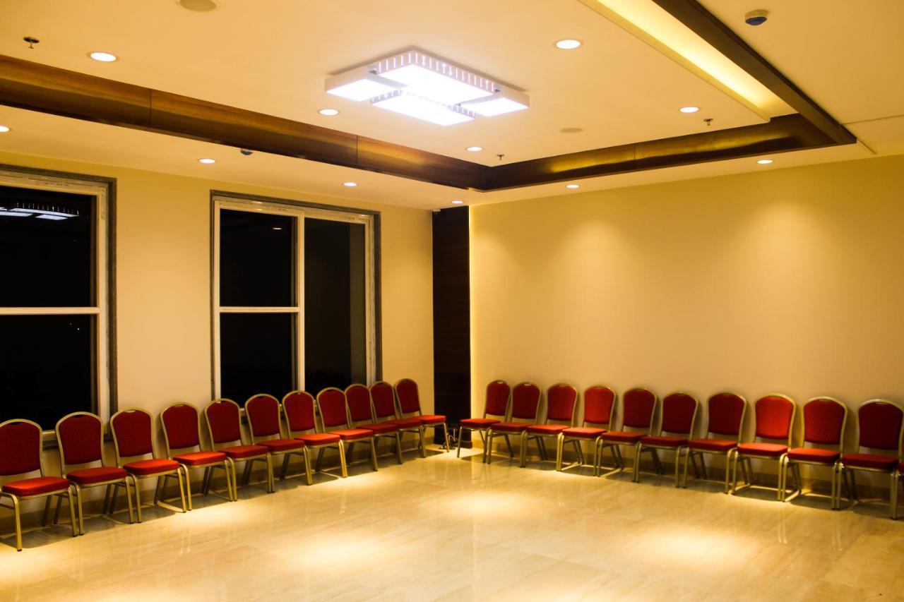 Hotel Rajhans Abhinandan ボーパール エクステリア 写真