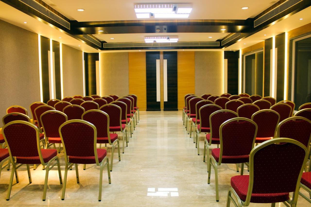 Hotel Rajhans Abhinandan ボーパール エクステリア 写真