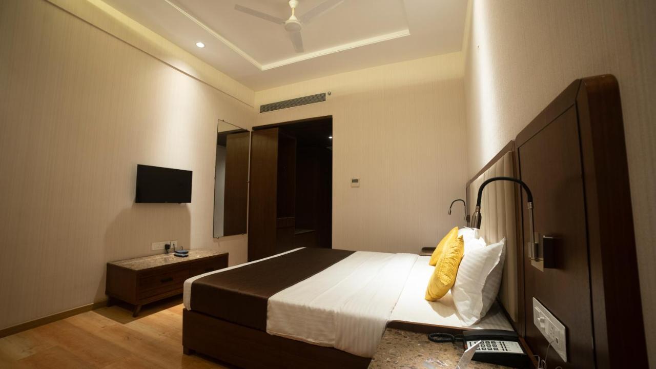 Hotel Rajhans Abhinandan ボーパール エクステリア 写真