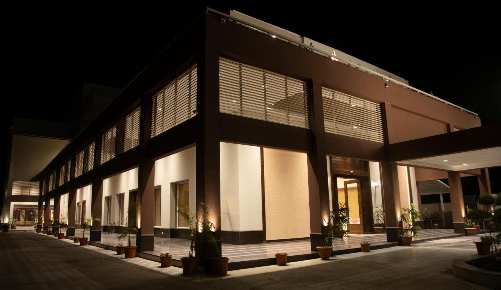 Hotel Rajhans Abhinandan ボーパール エクステリア 写真