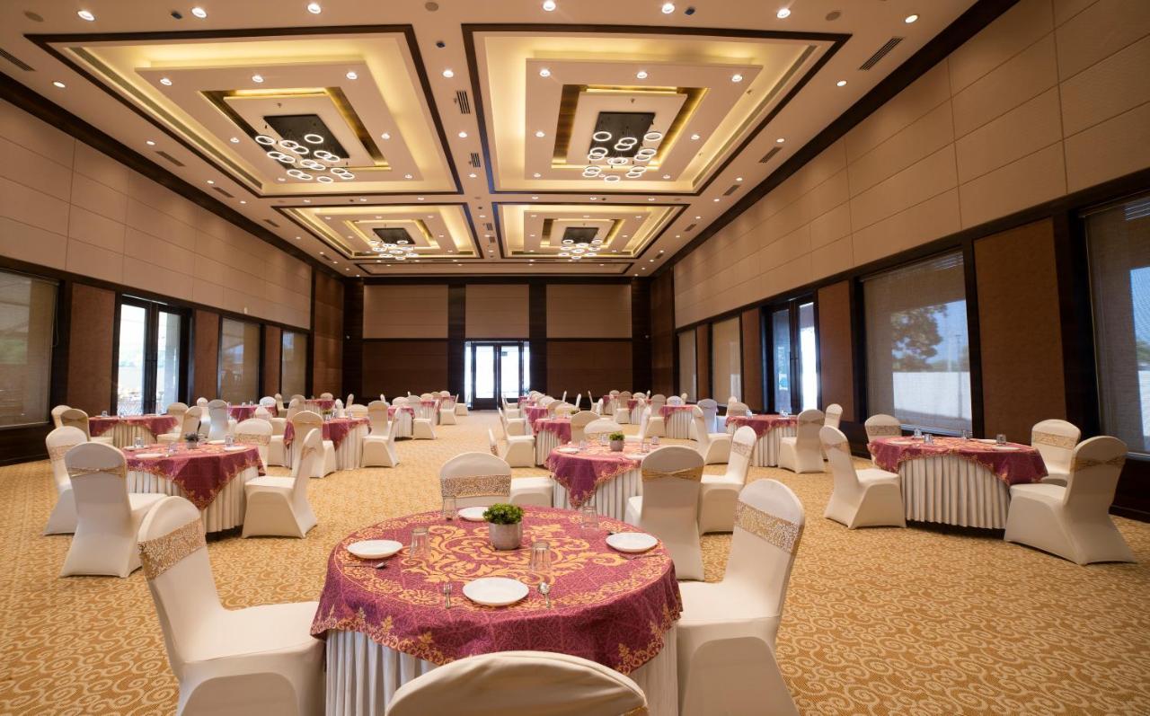 Hotel Rajhans Abhinandan ボーパール エクステリア 写真