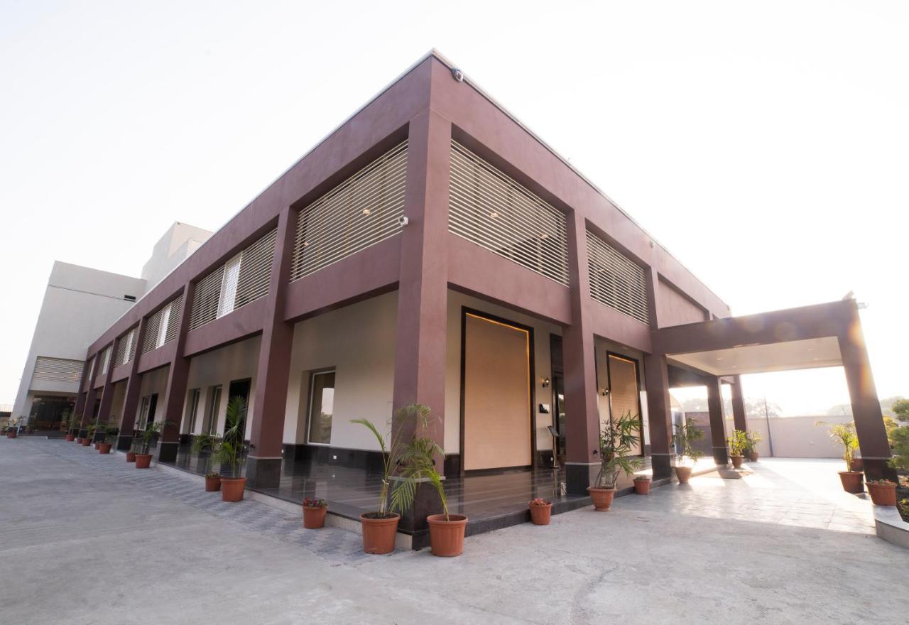 Hotel Rajhans Abhinandan ボーパール エクステリア 写真