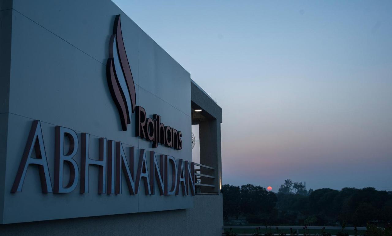 Hotel Rajhans Abhinandan ボーパール エクステリア 写真