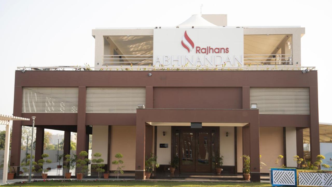 Hotel Rajhans Abhinandan ボーパール エクステリア 写真