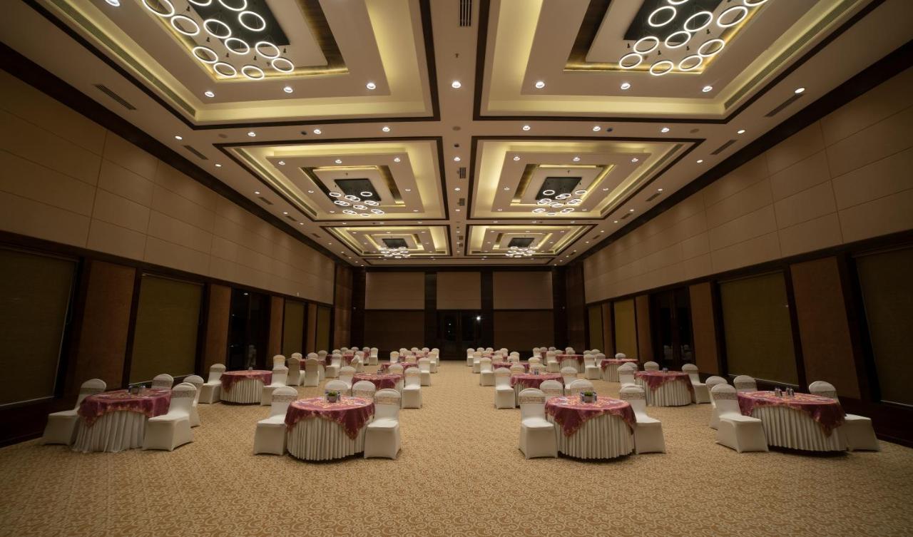 Hotel Rajhans Abhinandan ボーパール エクステリア 写真
