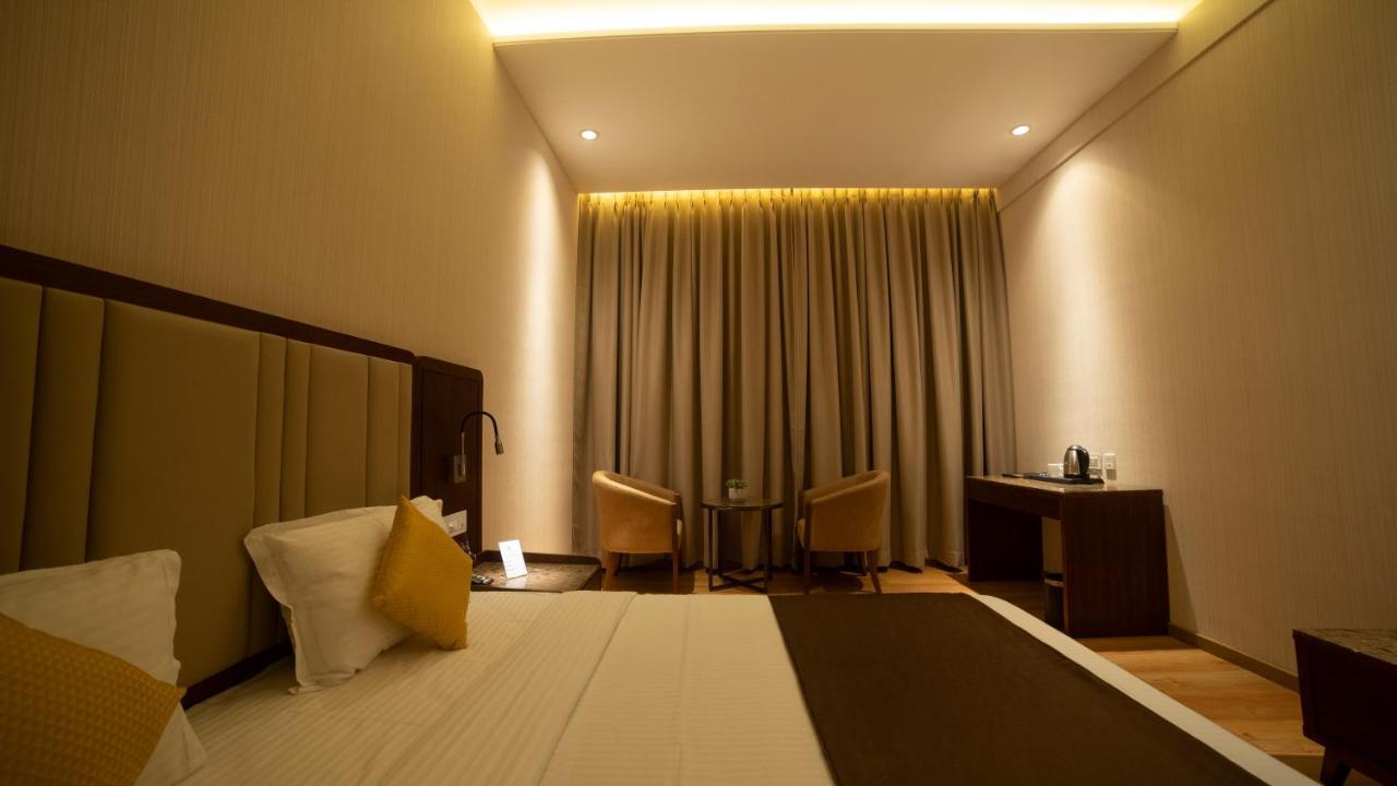 Hotel Rajhans Abhinandan ボーパール エクステリア 写真