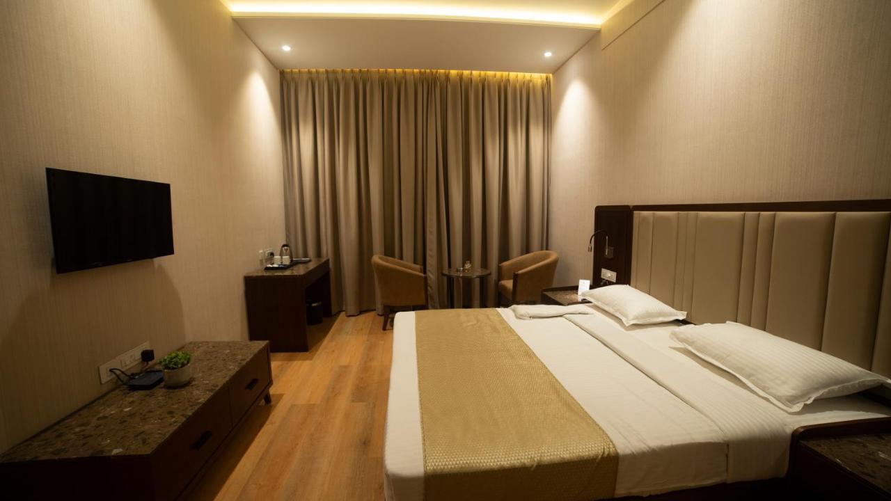 Hotel Rajhans Abhinandan ボーパール エクステリア 写真