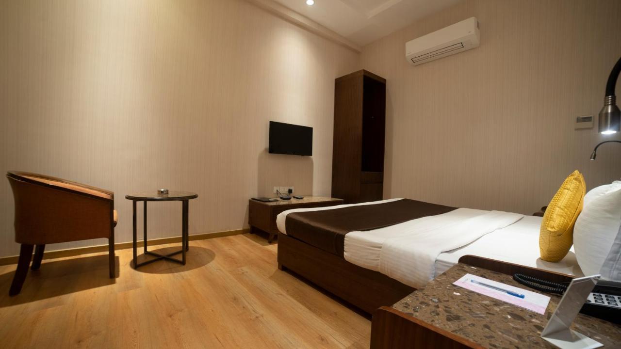 Hotel Rajhans Abhinandan ボーパール エクステリア 写真